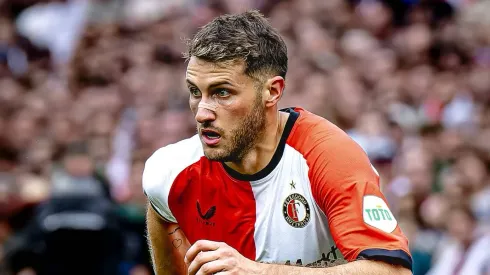 Santi Giménez regresaría con Feyenoord antes de los esperado.