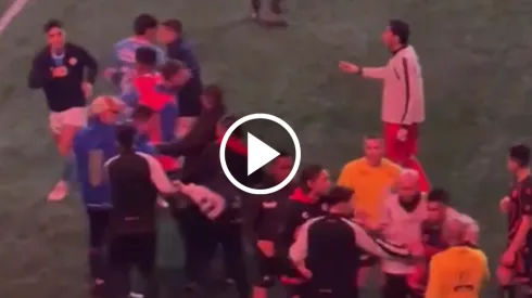 El mediocampista argentino se fue con todo encima de un jugador de los locales una vez que el árbitro pitó el final del encuentro.