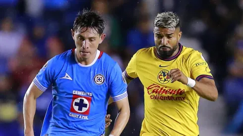 CIUDAD DE MEXICO, MEXICO - AGOSTO 31: Alexis Gutierrez (I) del Cruz Azul y Rodrigo Aguirre (D) del America disputan el balon durante el juego de la jornada 6 del Torneo Apertura 2024 de la Liga BBVA MX en el Estadio de Ciudad de los Deportes el 31 de Agosto de 2024 en Ciudad de Mexico, Mexico. (Foto: Mauricio Salas/JAM MEDIA)