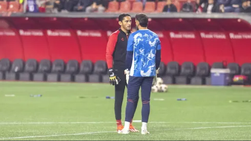 Chuy Corona se acercó a los que fueron sus compañeros para desearles suerte antes de la eliminatoria de cementeros y fronterizos.