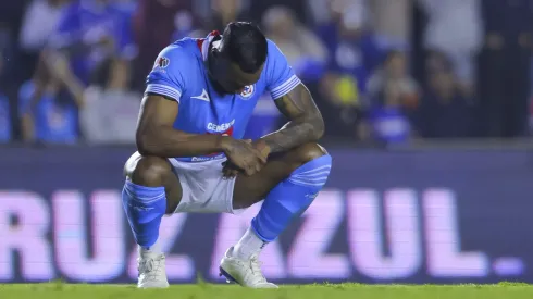 El defensor colombiano cayó lesionado en los últimos minutos del partido de ida de las semifinales.