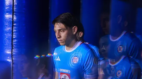 El mediocampista mexicano se dejó ver en una historia de Instagram mientras seguía el plan de entrenamiento que impuso el club para las vacaciones.