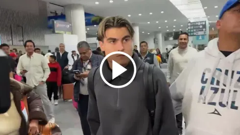 El futbolista mexicano con pasaporte argentino llegó al país para firmar con los cementeros hasta el 2029.