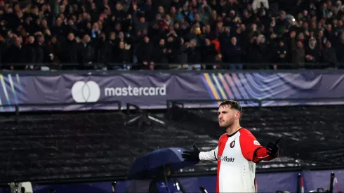 El delantero mexicano estaría a solo un paso de firmar por el AC Milán y abandonar el Feyenoord.