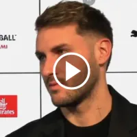 Lo hizo sudar frío: El momento más tenso de Santiago Giménez por culpa de Zlatan Ibrahimovic