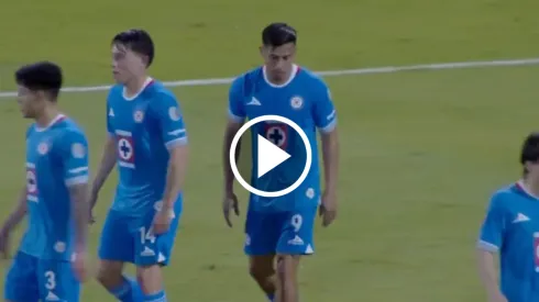 El delantero mexicano perdió la titularidad en detrimento de Giorgos Giakoumakis y tampoco es el primer cambio.