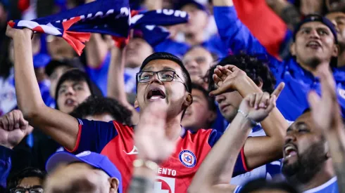 Afición de Cruz Azul desafió a la del América con una contundente manta.