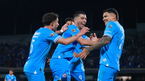 Los jugadores de Cruz Azul festejan el gol de Gabriel Fernández contra Pachuca.