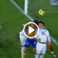 Omar Campos estuvo a punto de hacer el autogol del año en la derrota de Cruz Azul contra Tigres