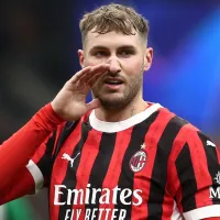 Prensa italiana respaldó a Santiago Giménez tras la caída del Milan y señaló a los culpables