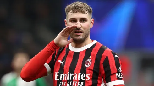 Santi Giménez se salvó en las calificaciones de la prensa italiana.