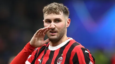 Santi Giménez se gana el cariño de la afición italiana.