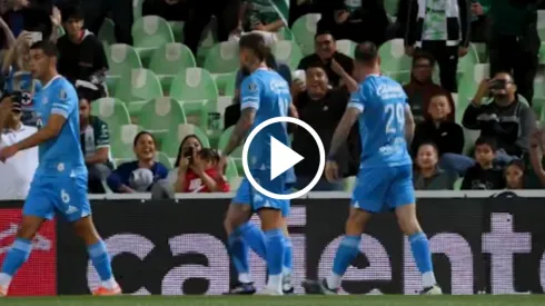 El mediocampista argentino lanzó varios gestos a las gradas después de que Nacho anotara el primero de los cementeros contra Santos.