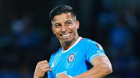 El delantero mexicano ha jugado con todo en contra desde su llegada pero se ha vuelto imprescindible para el equipo.