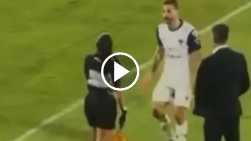 El mediocampista español debió ser expulsado por dirigirse de una manera impropia y agresiva a una de las jueces de línea.