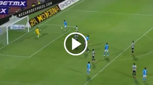 El defensor mexicano intentó una vaselina cuando tenía mejores opciones para adelantar a los cementeros en el marcador.