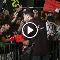 ¿Traición a Cruz Azul? Santi Giménez firmó una playera de otro equipo de la Liga MX