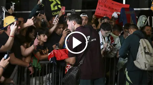 Santiago Giménez se atrevió a firmar una playera de otro equipo mexicano