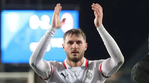 Santi Giménez podría tener como compañero de ataque a una estrella mundial.