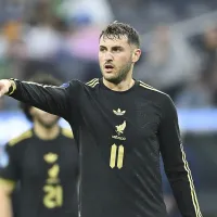 La indirecta de Santiago Giménez a Aguirre tras el consejo del DT sobre ser más “mala leche”