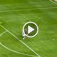 ¡Valió como un gol! La atajada de Kevin Mier al Chicharito y por la que Chivas pide penal