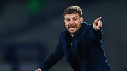 El entrenador argentino estaría en la cuerda floja después de caer goleado contra su máximo rival en Portugal.