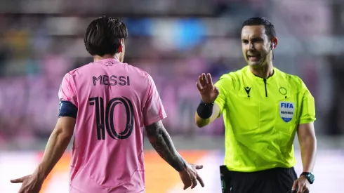 César Ramos Palazuelos tuvo una polémica actuación con el equipo de Lionel Messi.