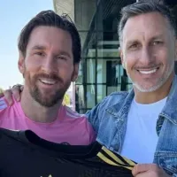 Regalo de lujo del Chaco: Lionel Messi posó con la playera de Santiago Giménez