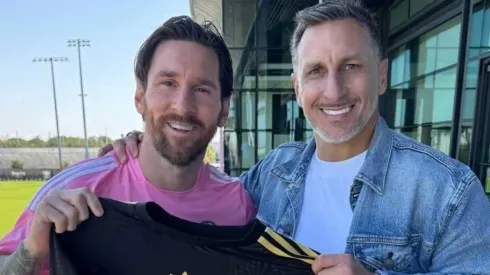 Lionel Messi posó con la playera de Santiago Giménez
