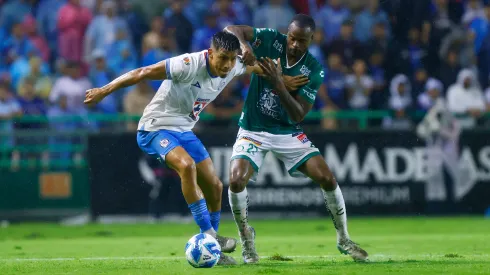 Ángel Sepúlveda y Jaine Barreiro en el último partido de Cruz Azul frente a León por la Liga MX.