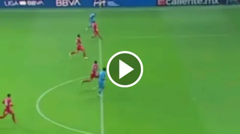 El delantero uruguayo adelantó a los suyos recién iniciado el partido pero su anotación no estuvo exenta de polémica.