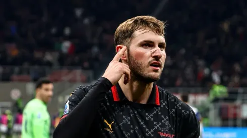 Santi Giménez continúa con su preparación en Italia.