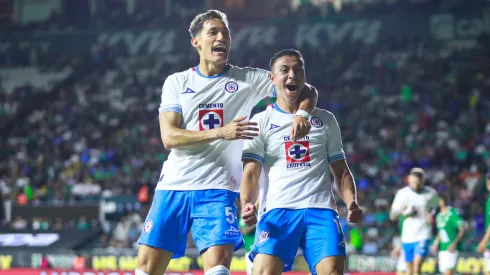 Andrés Montaño y Jesús Orozco celebrando uno de los goles en la victoria contra León.