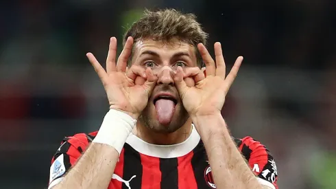 Santi Giménez apunta a ser titular en la final de Copa Italia.