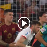 Un Santiago Giménez irreconocible agrede a un rival y se hace expulsar en el Milan vs. Roma