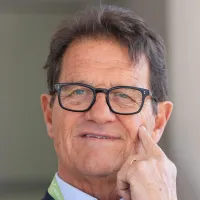 Fabio Capello, histórico DT, pide a un ex Barcelona para dirigir a Santiago Giménez en el Milan