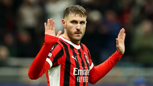 Santi Giménez tendría un DT Multicampeón en AC Milan.