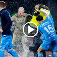 Nacho Rivero y el Toro Fernández bañaron por error a Jesper Sorensen, DT de Vancouver Whitecaps