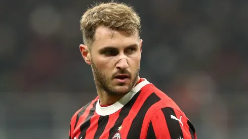 Santi Giménez podría recibir una mala noticia en Milan.