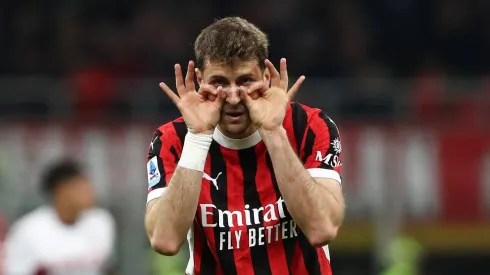 Santi Giménez interesaría un equipo top de la Premier League