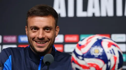 El entrenador argentino regresó este miércoles a Portugal y fue increpado por decenas de fanáticos de Los Dragones.