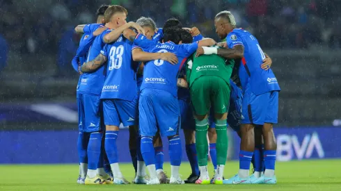 Los jugadores de Cruz Azul reunidos antes del choque frente a Mazatlán, en la fecha 1 del Apertura 2025.