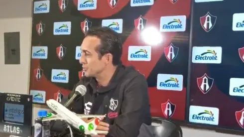 Gonzalo Pineda, DT del Atlas, fue expulsado al final del partido contra los cementeros y su lugar en la conferencia de prensa lo tomó su auxiliar.
