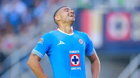 Al futbolista griego se le notificó que saldría del club, pero eso fue hace semanas. Y Larcamón en su última  conferencia abrió la puerta de su permanencia.