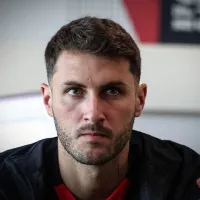 Santiago Giménez reacciona al posible fichaje de otro delantero al AC Milan