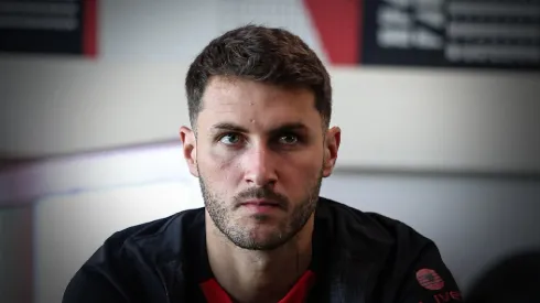 Santi Giménez se prepara para una nueva temporada con el AC Milan.