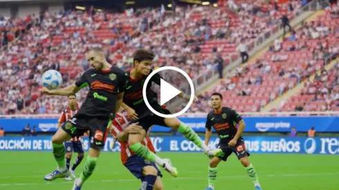 El polémico silbante fue determinante al no pitar una acción que pudo ser penal en favor de los tapatíos.