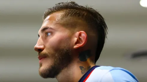 El futbolista argentino se quedará en Cruz Azul después de que los clubes no se pusieron de acuerdo en el plazo de los pagos de la transferencia.