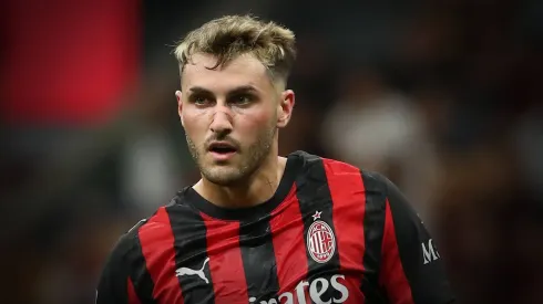 Afición del Milan estalla contra Santi Giménez y lo piden fuera.