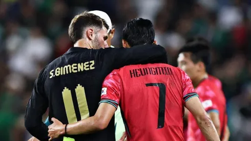 El gesto de Santi Giménez con Heung-Min Son que recorrió el mundo